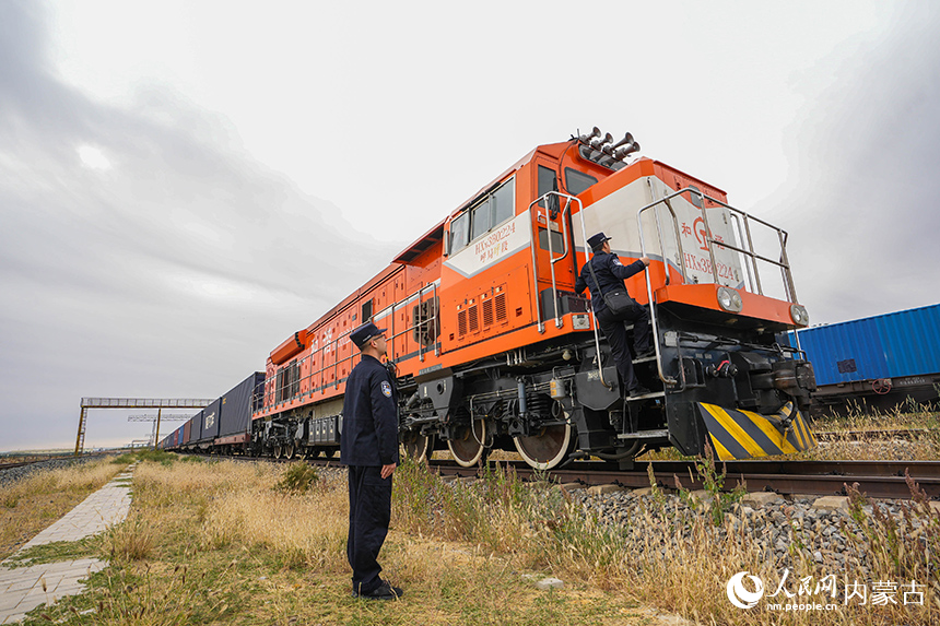 二連出入境邊防檢查站移民管理警察正在查驗中歐班列。楊金燁攝