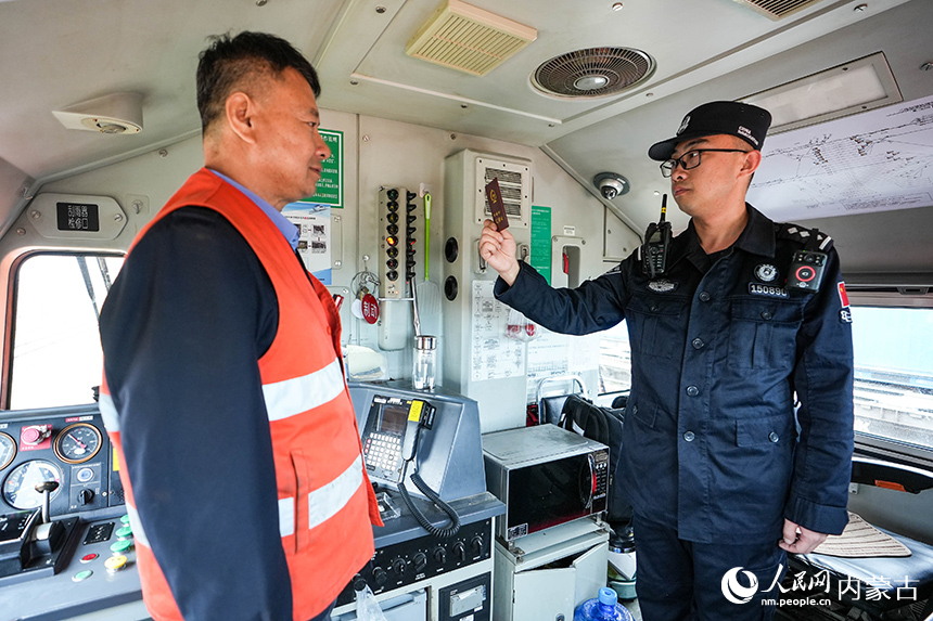 二連出入境邊防檢查站移民管理警察正在查驗中歐班列。楊金燁攝