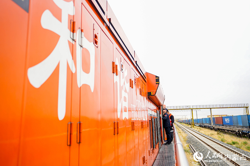 二連出入境邊防檢查站移民管理警察正在查驗中歐班列。楊金燁攝