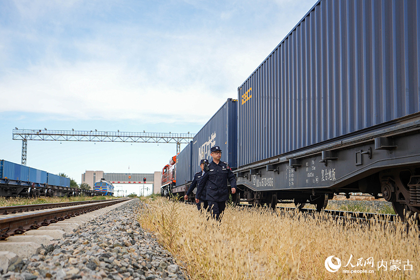 二連出入境邊防檢查站移民管理警察正在查驗中歐班列。楊金燁攝