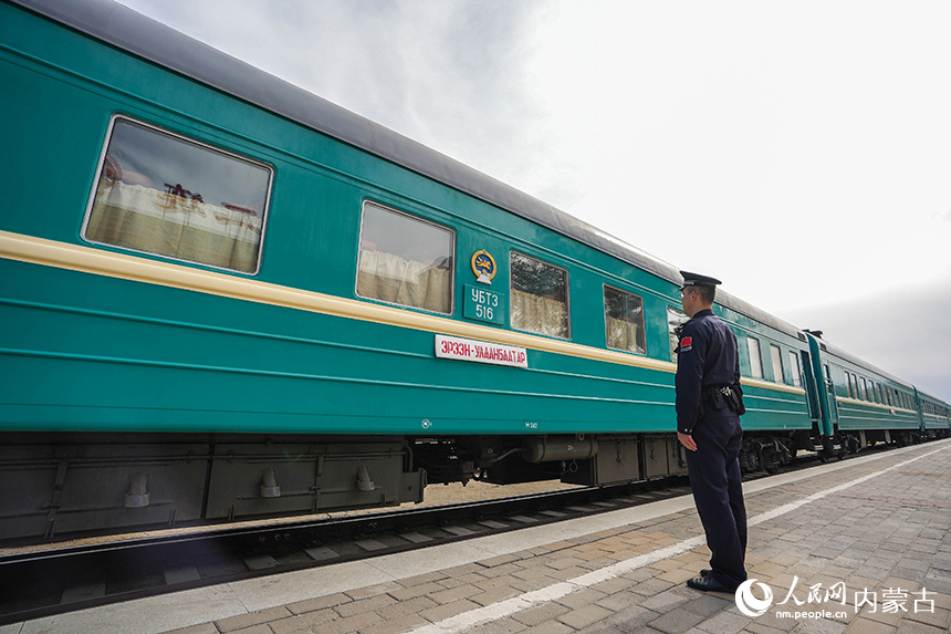 二連出入境邊防檢查站移民管理警察正在監護入境國際旅客列車。楊金燁攝