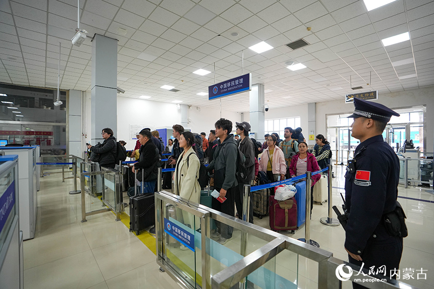 入境旅客在二連出入境邊防檢查站鐵路旅檢執勤現場排隊等候。楊金燁攝