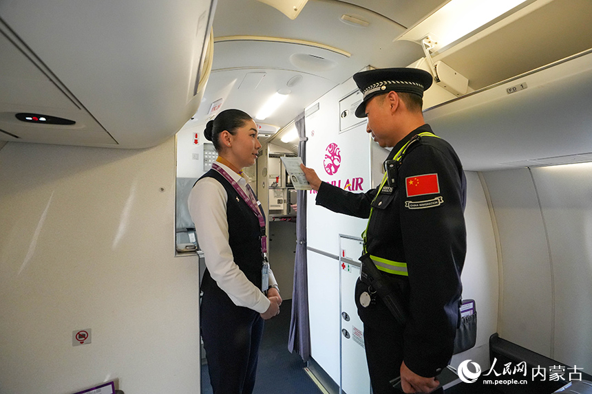 二連出入境邊防檢查站移民管理警察查驗機組人員證件。楊金燁攝