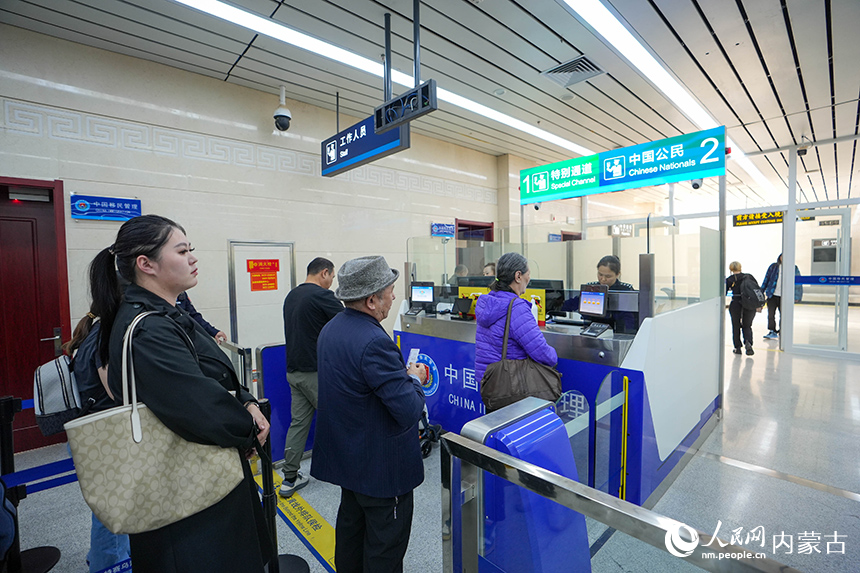 二連出入境邊防檢查站移民管理警察為入境航班旅客辦理通關手續。楊金燁攝