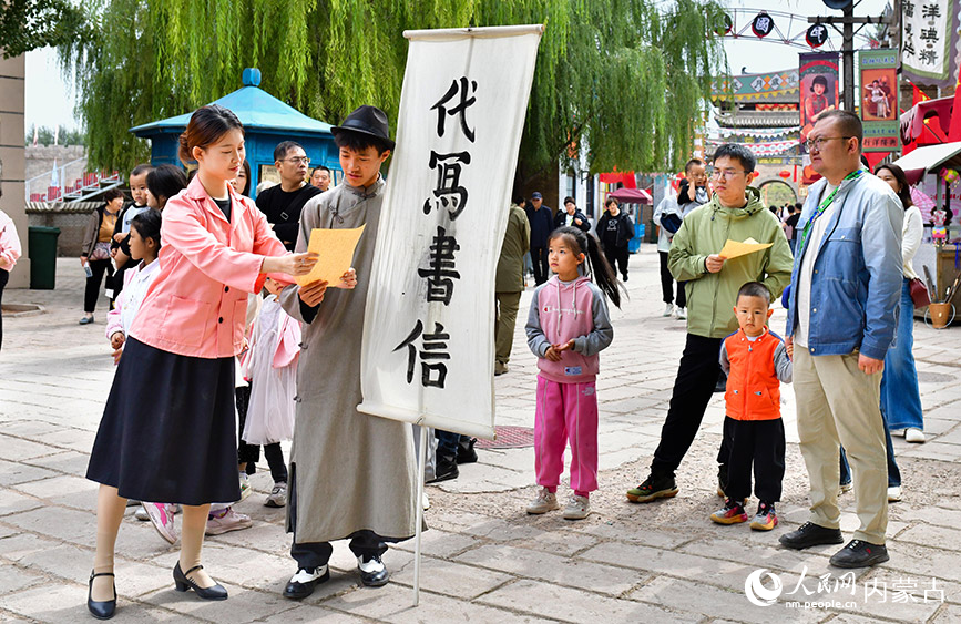 10月5日，演員在鄂爾多斯市伊金霍洛旗鄂爾多斯文化產(chǎn)業(yè)園影視拍攝基地沉浸式電影場景里表演。王正攝
