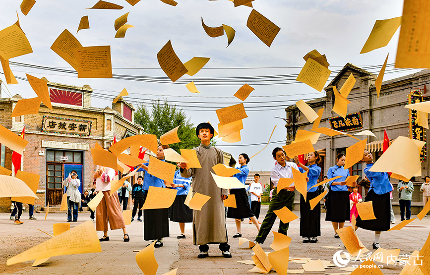 10月5日，演員在鄂爾多斯市伊金霍洛旗鄂爾多斯文化產業園影視拍攝基地沉浸式電影場景里表演。王正攝