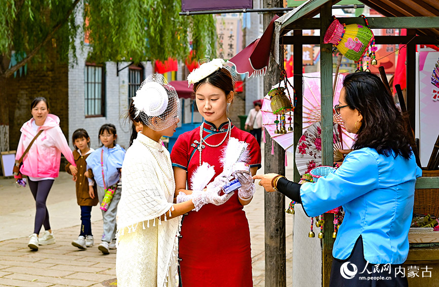 10月5日，演員在鄂爾多斯市伊金霍洛旗鄂爾多斯文化產業園影視拍攝基地沉浸式電影場景里表演。王正攝