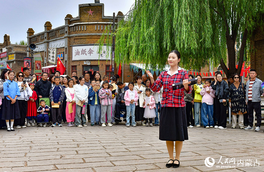 10月5日，演員在鄂爾多斯市伊金霍洛旗鄂爾多斯文化產(chǎn)業(yè)園影視拍攝基地沉浸式電影場景里表演。王正攝