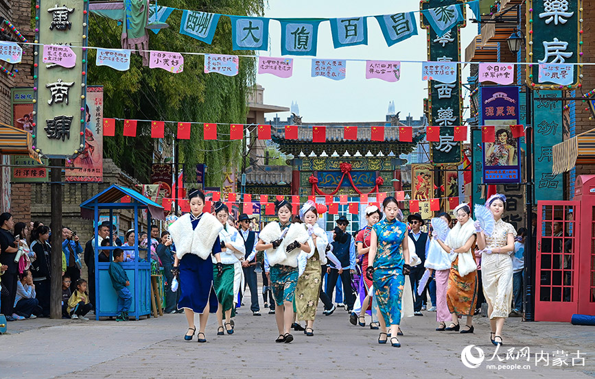 10月5日，演員在鄂爾多斯市伊金霍洛旗鄂爾多斯文化產業園影視拍攝基地沉浸式電影場景里表演。王正攝