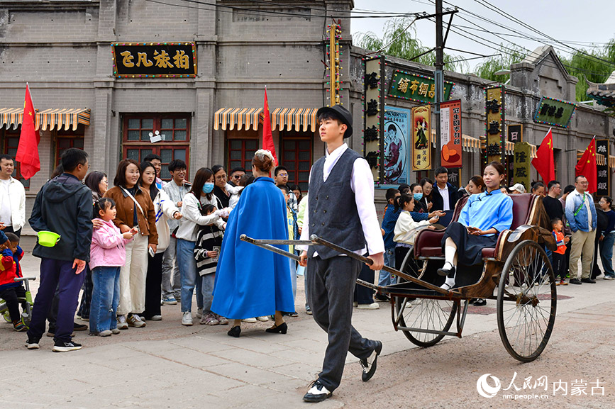 10月5日,演員在鄂爾多斯市伊金霍洛旗鄂爾多斯文化產(chǎn)業(yè)園影視拍攝基地沉浸式電影場景里表演。王正攝