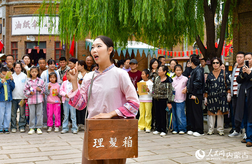 10月5日，演員在鄂爾多斯市伊金霍洛旗鄂爾多斯文化產(chǎn)業(yè)園影視拍攝基地沉浸式電影場景里表演。王正攝