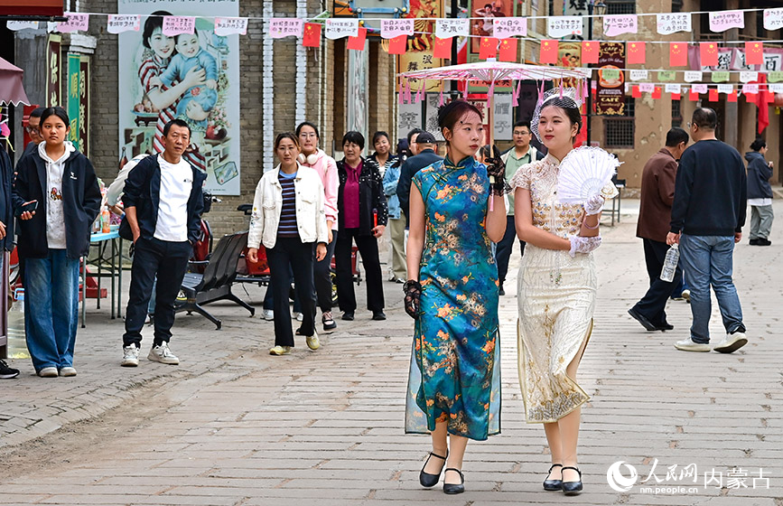 10月5日，演員在鄂爾多斯市伊金霍洛旗鄂爾多斯文化產業園影視拍攝基地沉浸式電影場景里表演。王正攝