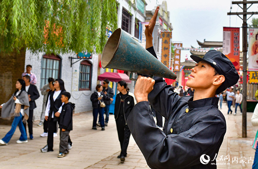 10月5日，演員在鄂爾多斯市伊金霍洛旗鄂爾多斯文化產業園影視拍攝基地沉浸式電影場景里表演。王正攝
