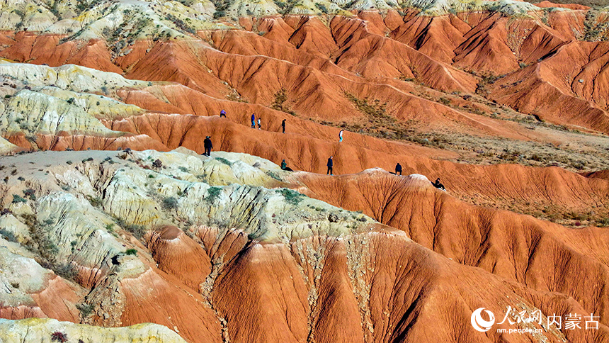 游客在紅崖臺地游覽。王正攝