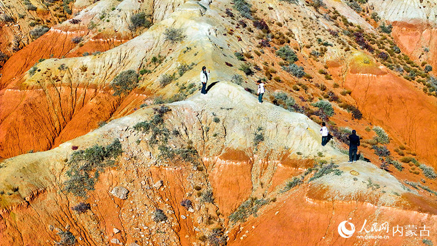 游客在紅崖臺地游覽。王正攝