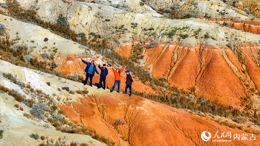 游客在紅崖臺地游覽。王正攝