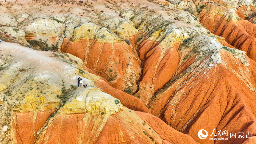 游客在紅崖臺地游覽。王正攝