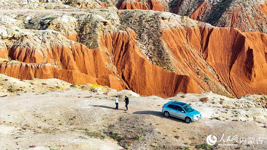 游客在紅崖臺地游覽。王正攝