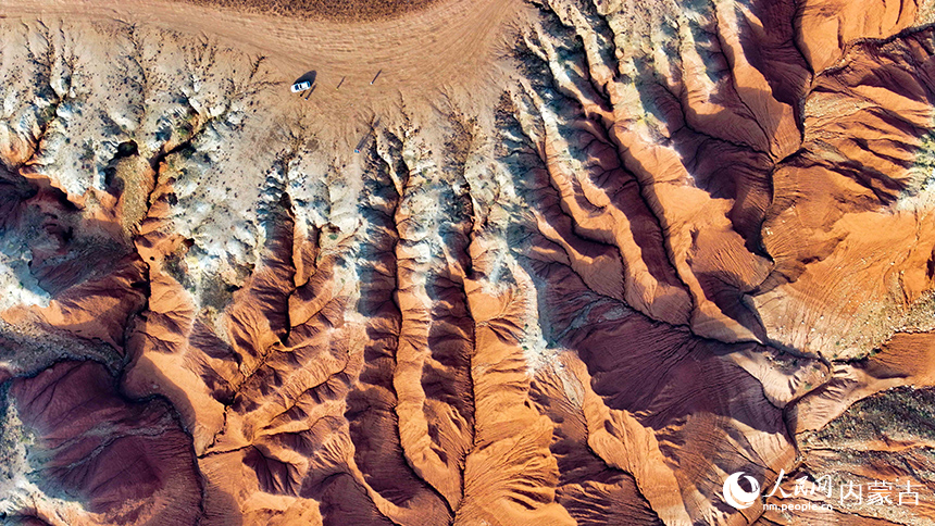 游客在紅崖臺地游覽。王正攝