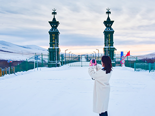 游客在阿爾山國門拍照留念。