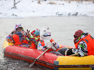 游客在不凍河漂流。