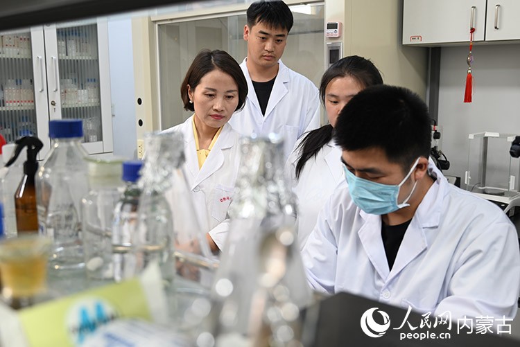 研究團隊在實驗室工作。人民網(wǎng)記者 劉藝琳攝