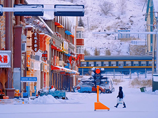童話小鎮阿爾山，紅檐映雪靜時光。