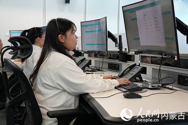 呼和浩特市公用事業(yè)服務(wù)中心供熱科工作人員正在工作。實習生 牛佳攝