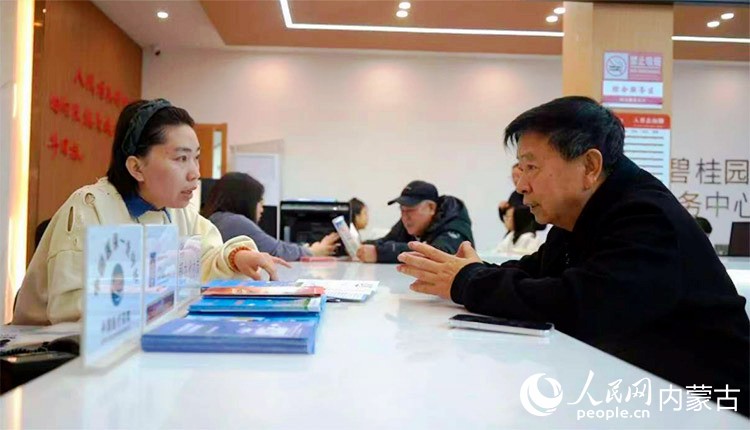 通遼市經濟技術開發區濱河街道碧桂園社區內，居民正在繳納醫保，社區工作人員解答醫保異地就醫的流程和注意事項。受訪者供圖