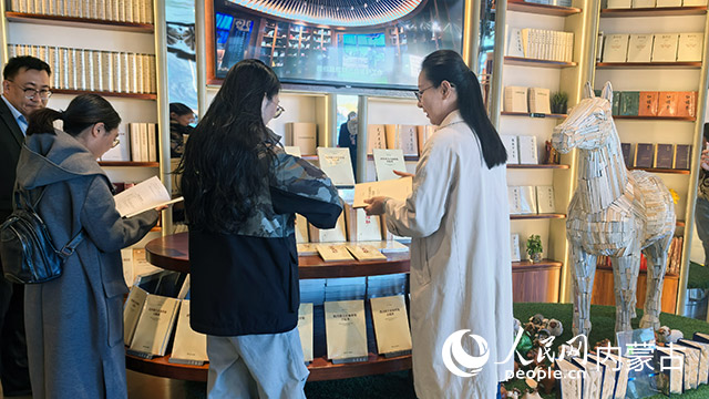 發布會現場正在閱讀的讀者。實習生 鄔晴攝