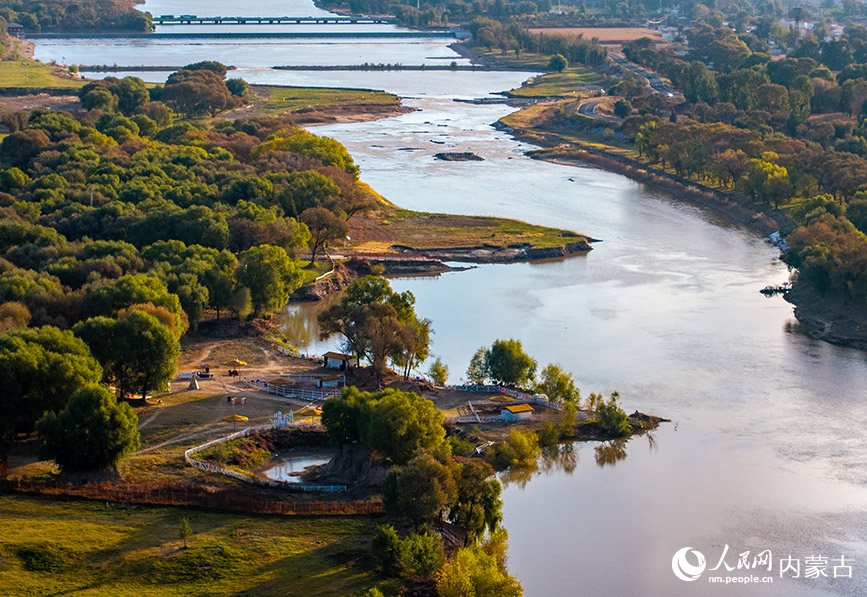 10月20日，呼和浩特市玉泉區(qū)大黑河郊野公園秋意正濃、景美如畫。丁根厚攝