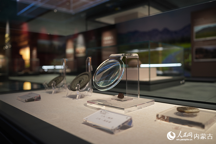 武川博物館內的精美展品。人民網記者 張雪冬攝