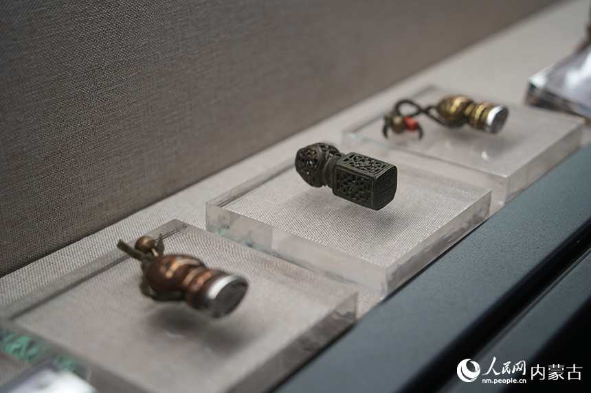 武川博物館內(nèi)的精美展品。人民網(wǎng)記者 張雪冬攝