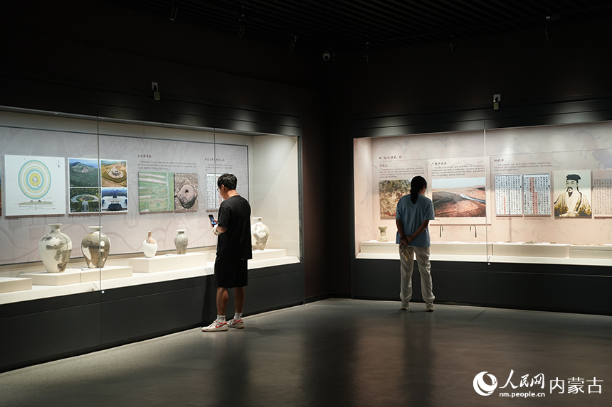 游客在武川博物館內(nèi)參觀。人民網(wǎng)記者 張雪冬攝