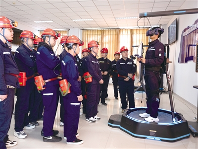 學(xué)生在虛仿實(shí)訓(xùn)課堂學(xué)習(xí)。