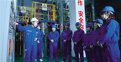 學(xué)生在學(xué)院煤制甲醇—二甲醚仿真工廠綜合實(shí)訓(xùn)。