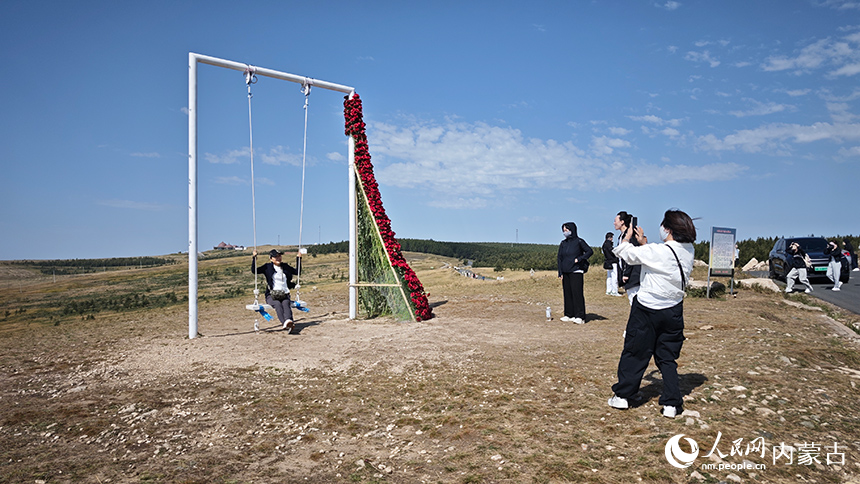 游客在哈達門國家森林公園玩耍。人民網記者 張雪冬攝