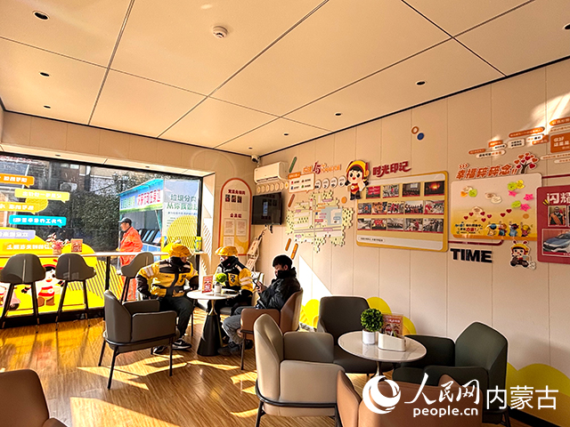 外賣騎手在新城區(qū)比塞塔商業(yè)街的青蜂舍中休息。人民網(wǎng)記者 張聿修攝