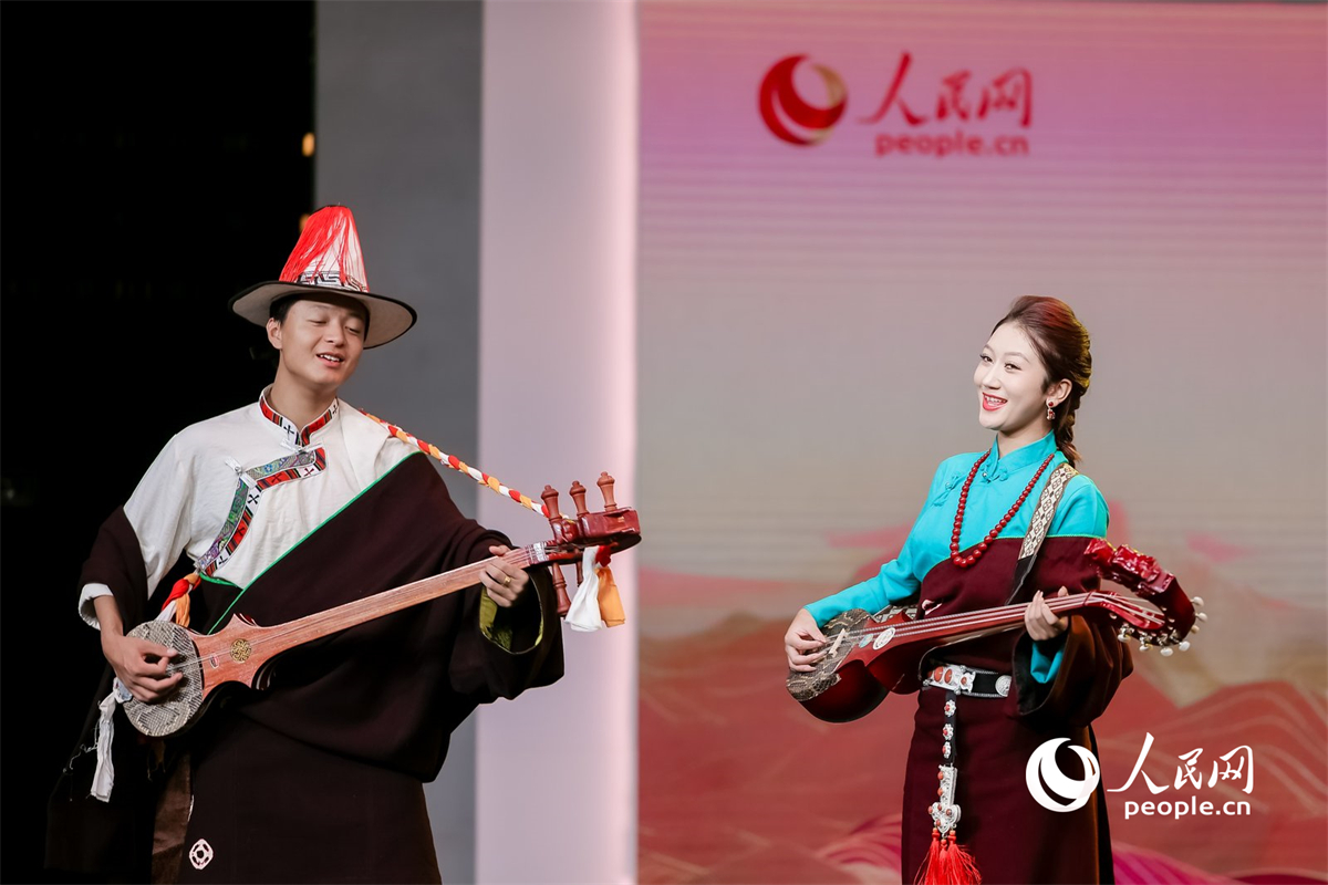 同仁特色歌舞表演。人民網記者 楊啟紅攝