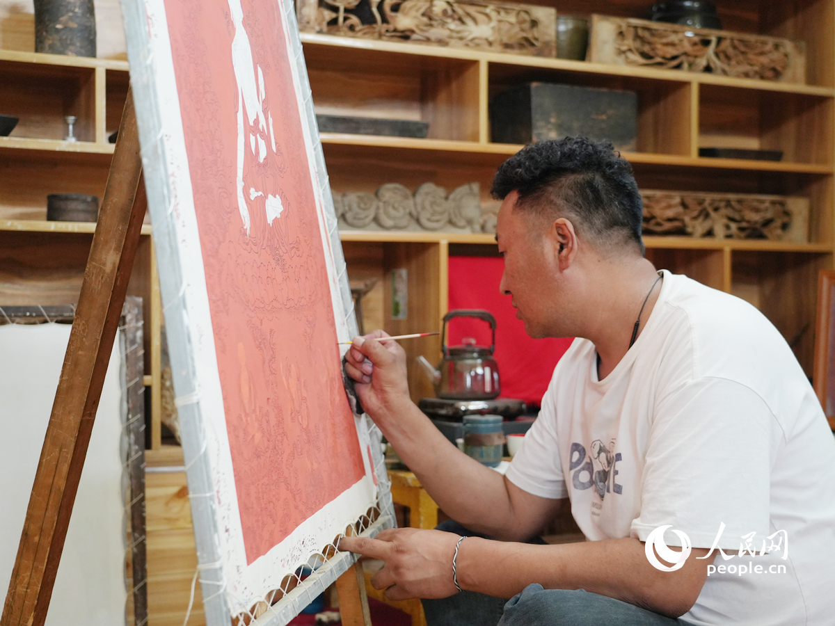 青年唐卡畫師正在繪唐卡。人民網記者 楊啟紅攝