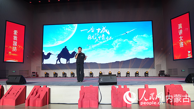 展演現(xiàn)場(chǎng)，社會(huì)組選手佐世奇講述《一座城的航天情懷》。人民網(wǎng)記者 張力洋攝