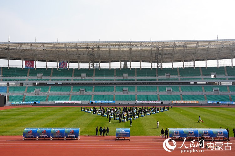 蒙超決賽文藝演出彩排現(xiàn)場(chǎng)。實(shí)習(xí)生 牛佳攝