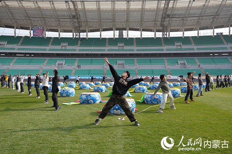 蒙超決賽文藝演出彩排現(xiàn)場(chǎng)。實(shí)習(xí)生 牛佳攝