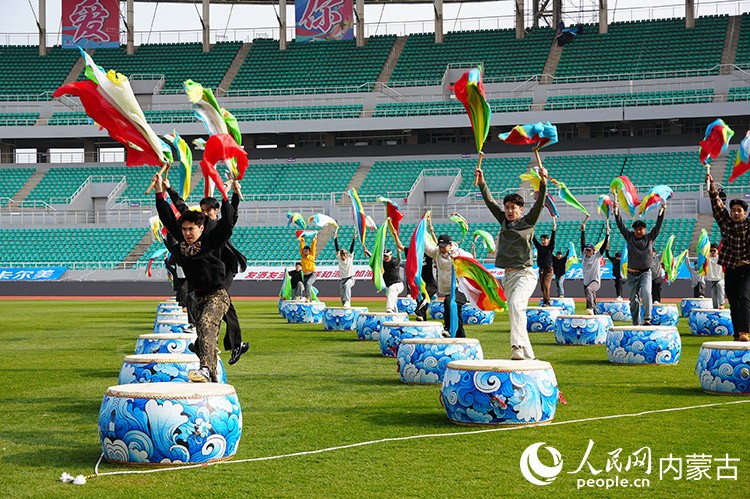 蒙超決賽文藝演出彩排現(xiàn)場(chǎng)。實(shí)習(xí)生 牛佳攝