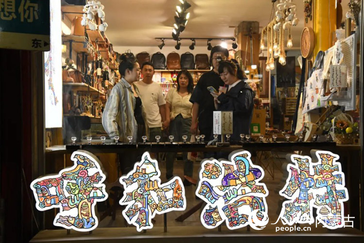 游客挑選紀(jì)念品。人民網(wǎng)記者 張雪冬攝