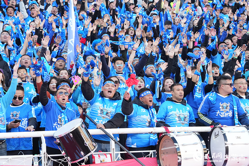 來到現場觀賽的通遼球迷。人民網記者 趙夢月攝