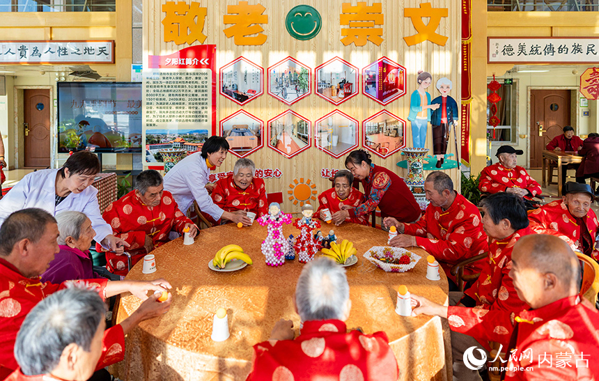 老人們在呼和浩特市玉泉區民政局“愛心敬老 情暖重陽”主題活動現場玩趣味游戲。丁根厚攝