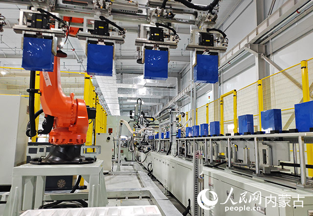 清陶(烏海)能源科技有限公司PACK生產線車間加快建設,目前,設備已完成安裝,正處于聯調聯試關鍵階段。趙暉攝