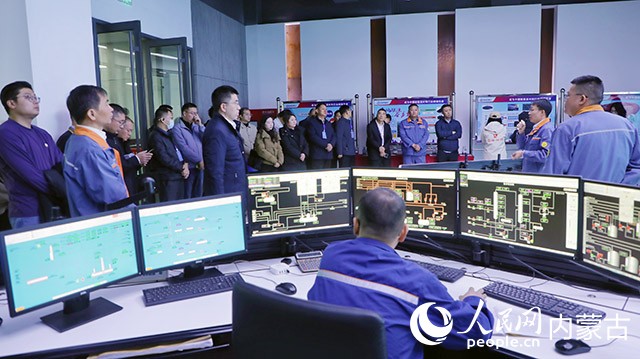 10月27日,2025年烏海固態電池產業發展大會與會代表深入我市相關企業,實地考察了我市固態電池產業發展現狀及項目建設進展情況。該圖片為與會代表在烏海寶騏炭材料有限公司聽取企業相關負責人介紹生產經營、產品研發等情況。劉洋攝