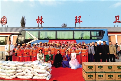 烏蘭牧騎深入包頭市土默特右旗進行環衛工人慰問演出。